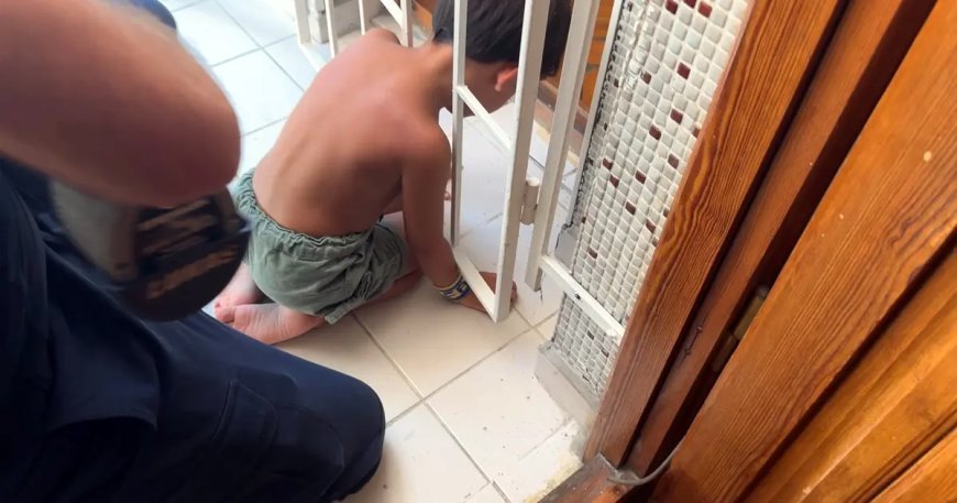 Avcılar’da başı demir kapıya sıkışan çocuğu itfaiye kurtardı