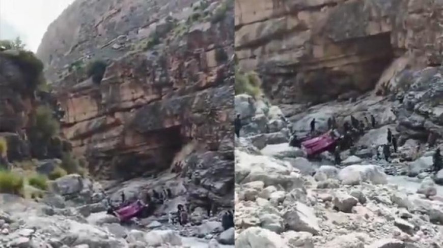 Pakistan'da yolcu otobüsü uçurumdan yuvarlandı! Çok sayıda can kaybı var