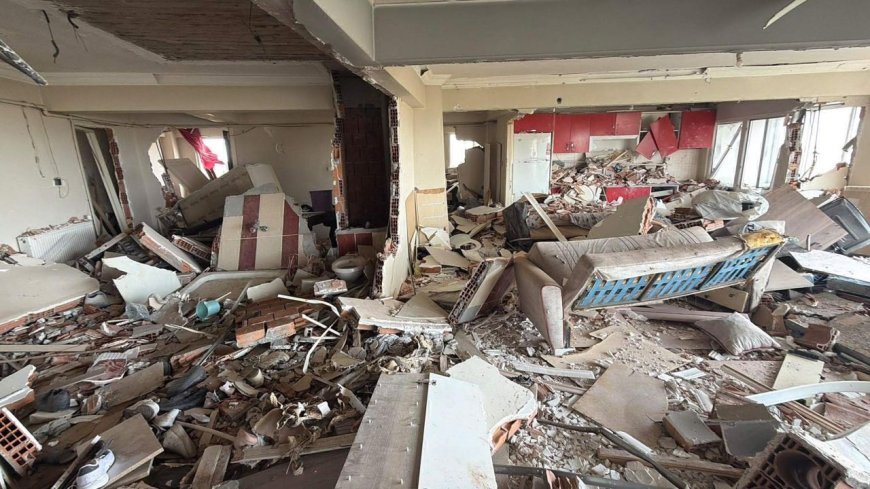 Apartman dairesinde, 2 kişinin öldüğü patlamanın neden olduğu hasarın boyutu sabah ortaya çıktı