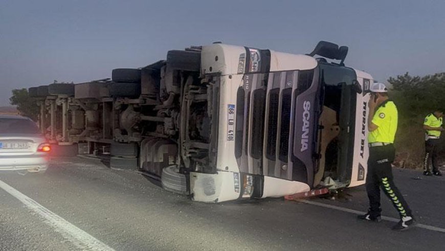 Kırıkkale'de feci kaza! Hurda yüklü tır karşı şeride geçip devrildi