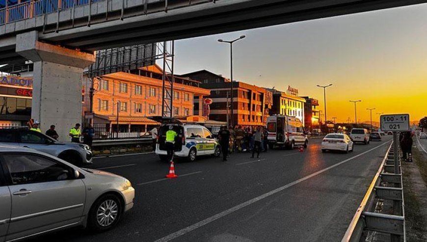 Düzce'de zincirleme kaza! Motosiklet iki aracın arasında kaldı: 1 ölü