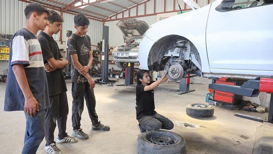 Motor söküyor, şanzıman indiriyor! 'Sanayi prensesi' 5 çırağa ustalık yapıyor