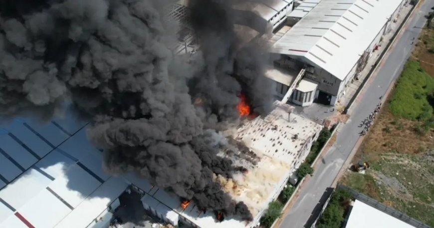 Arnavutköy'de sünger fabrikasında yangın