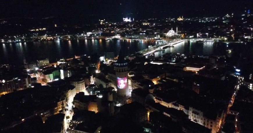 İstanbul'un simge yapılarından Galata Kulesi ve Kız Kulesi'nde 15 Temmuz'a özel mapping gösterisi