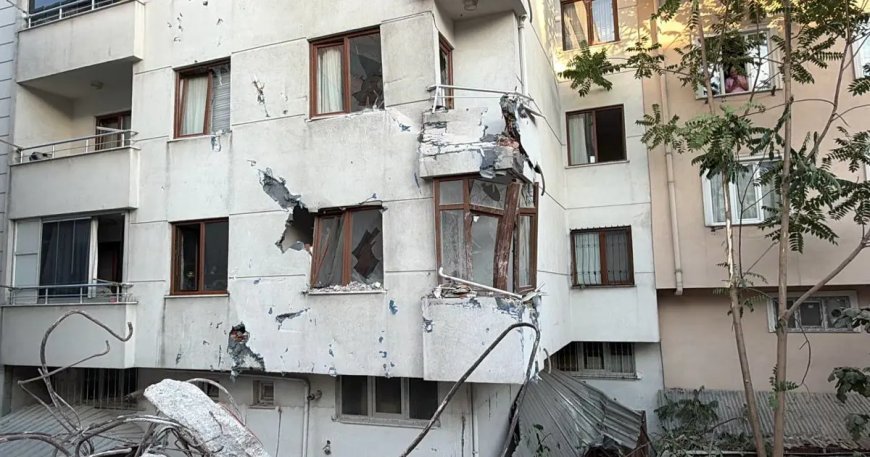 Küçükçekmece’de yıkım paniği. Binanın bir bölümü yan apartmana devrildi