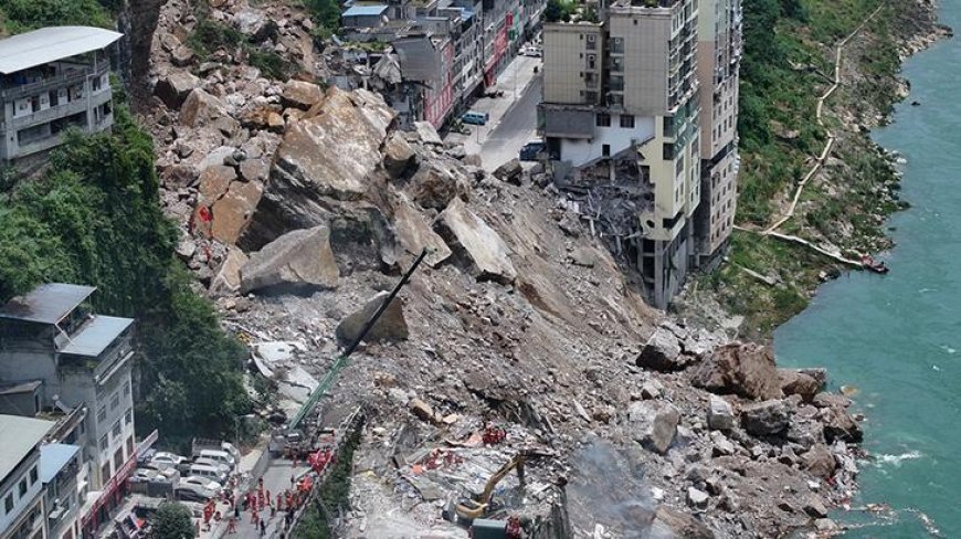 Çin'de heyelan faciası! Dehşet anı kamerada: Çok sayıda kişi toprak altında kaldı