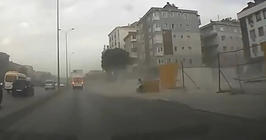 Avcılar E-5 yan yolda inşaat bariyerleri fırtınada böyle uçtu