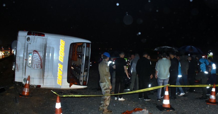 Yolcu otobüsü şarampole devrildi. 40 kişi yaralandı