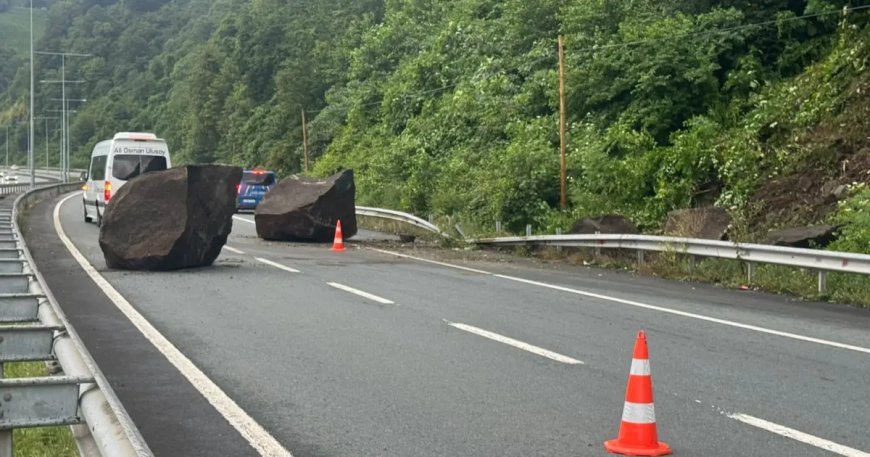 Kopan dev kayalar Karadeniz Sahil Yolu’nu kapattı