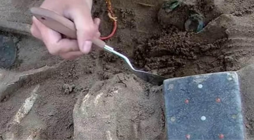 2 bin yıllık mezarın yanında bulundu! 'Akıllı telefon benzeri gizemli eser'