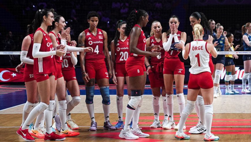 Bakan Bak, Milletler Ligi şampiyonu A Milli Kadın Voleybol Takımı'nı kutladı