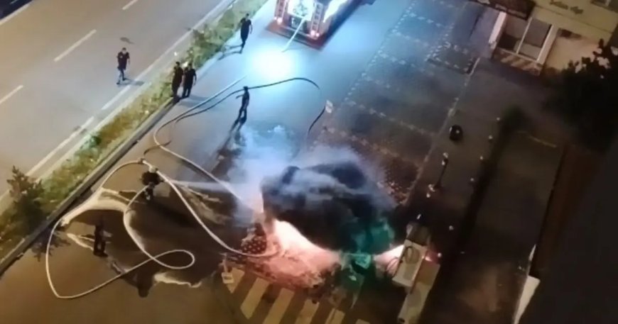 Şarj istasyonunda elektrikli otomobil alev aldı. Yangın battaniyesi ile müdahale