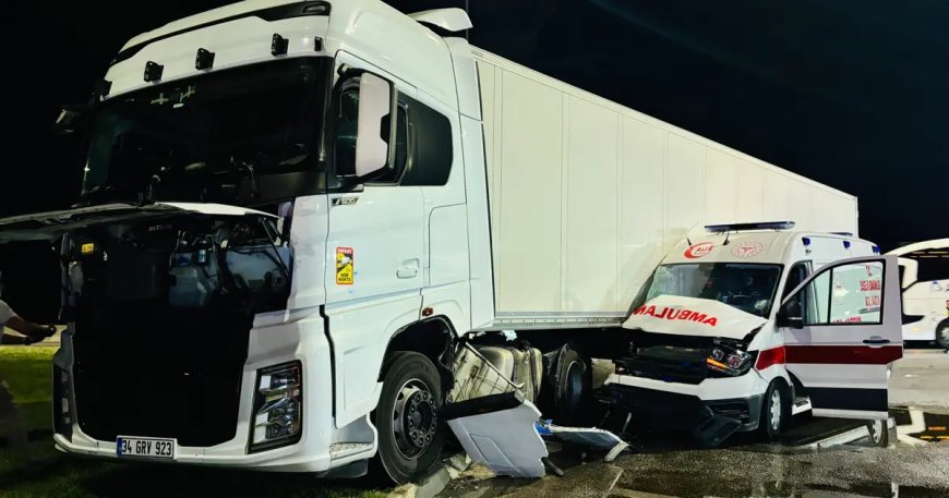 Tır hasta taşıyan ambulansı biçti
