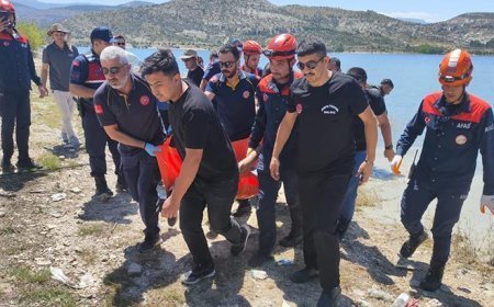 Uzaktan kumandalı yemleme botunu kurtarmak için suya girdi, balçığa saplanıp öldü
