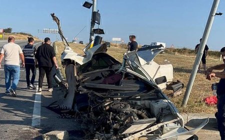 Sinyalizasyon direğine çarpıp ikiye bölünen otomobilden sağ çıktı