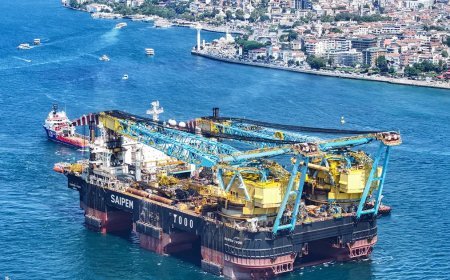 İstanbul Boğazı'ndan bir dev geçti. Köprülerin altından geçebilmek için kulelerini yatırdı