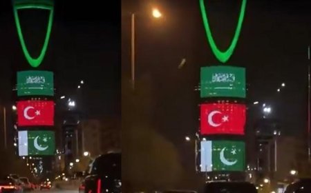 Geceyi aydınlatan ittifak! Türkiye, Suudi Arabistan ve Pakistan bayrakları simge yapılarda