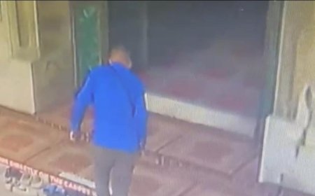 Fatih'te camide 450 bin liralık hırsızlık! Namaz kılarken çantasını çaldılar: Güvenlik kamerası her şeyi kaydetti