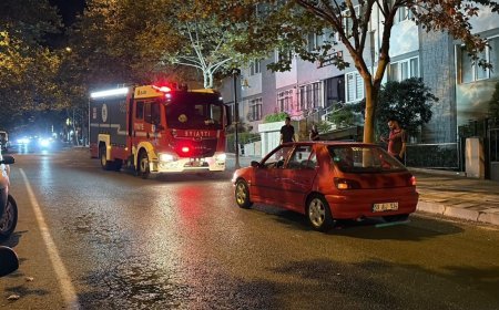 Arızalanan otomobilini yolda bırakan alkollü sürücü, kaldırımda uyudu