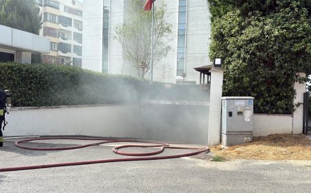 Şarjdaki elektrikli otomobilde çıkan yangında 3 araç zarar gördü