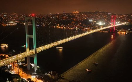 15 Temmuz Şehitler Köprüsü'ne Mekke Anlaşması'na özel ışıklandırma
