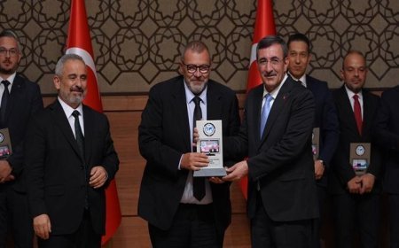 Anadolu Medya Ödülleri sahiplerini buldu! Yılın Gazete Genel Yayın Yönetmeni Ödülü Özay Şendir'e