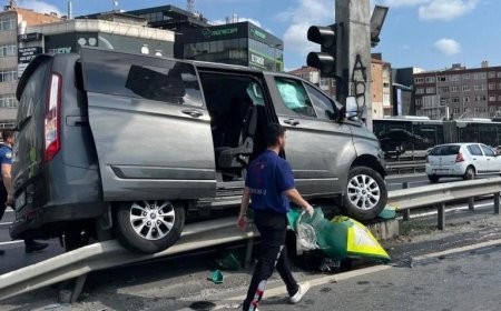 Küçükçekmece E-5’te feci kaza! Çocukları taşıyan araç bariyerlere çıktı: 12 yaralı