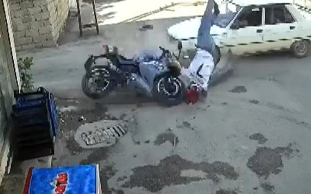 Korkunç kaza anı: Motosiklet sürücüsü metrelerce havaya fırladı