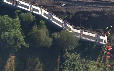 İngiltere'de yolcu treni raydan çıktı! 11 kişi yaralı