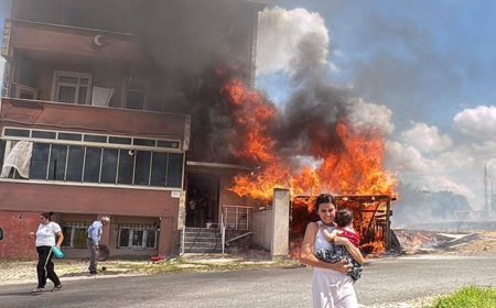 Alevler binanın garajını sardı, kardeşini kucağına alıp dışarı kaçtı