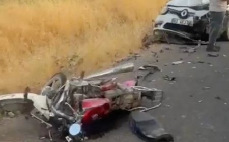 Otomobille çarpışan motosikletteki iki kişi hayatını kaybetti