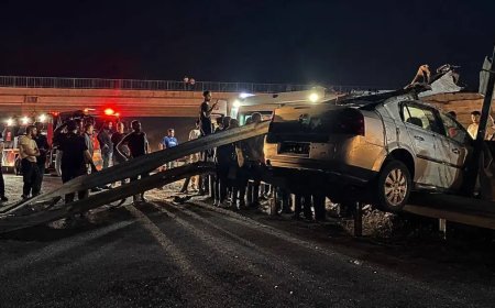Çelik bariyerlere çarptı. 17 yaşındaki ehliyetsiz sürücüsü öldü