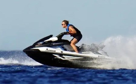 Macron'un Jet Ski'li fotoğrafı Fransa'yı karıştırdı! Tepkiler dinmiyor: Fransa yanarken Macron eğleniyor