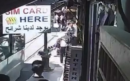 Yürekleri ağza getiren olay: Bebek arabası tramvay yoluna devrildi