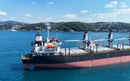5 İHA saldırısına uğramıştı! Hasarlı gemi İstanbul Boğazı’ndan geçti