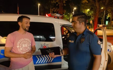 Aracın üzerinde bulduğu çantadaki parayı polise teslim etti