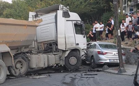 Esenler'de ortalık savaş alanına döndü! Freni boşalan kamyon park halindeki araçları ezdi