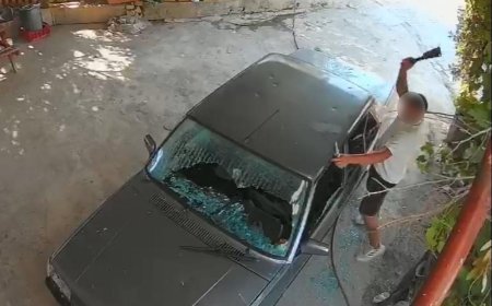 Mersin'de eski erkek arkadaş dehşeti! Satırla otomobile saldırdı, KADES ihbarıyla yakalandı