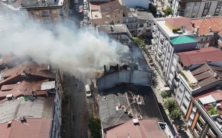 Gaziosmanpaşa'da çatı yangını! Alevler yan binalara sıçradı; 1 ölü