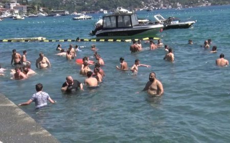 İstanbul'da sıcak hava alarmı: Serinlemek için Boğaz’a girdiler