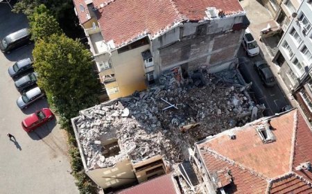 Fatih’te kentsel dönüşüm yıkımında facia! Kepçe merdiven boşluğuna düştü