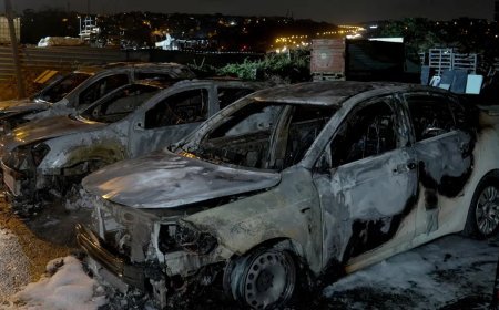Galerideki araçlar alevlere teslim oldu. Kundaklama şüphesi üzerinde duruluyor