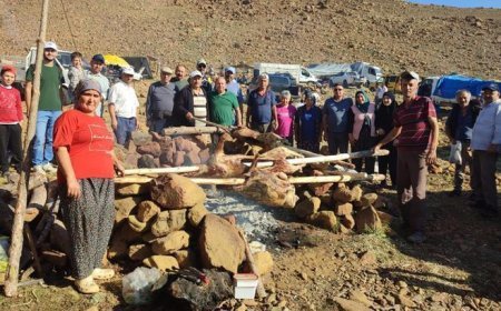 7 asırlık Eren Dede geleneği için zirveye çıktılar! 42 metre uzunluğundaki türbenin sırrı