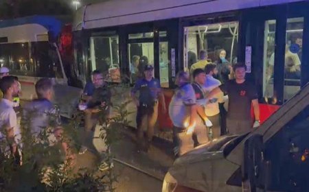 SON DAKİKA KAZA HABERLERİ: Zeytinburnu'nda iki tramvay kafa kafaya çarpıştı! Yaralılar var