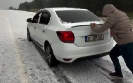 Sarıkamış’a yağan dolu yolları beyaza bürüdü