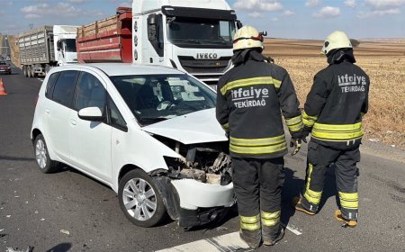 Kamyonetle otomobil kafa kafaya çarpıştı; 3 yaralı