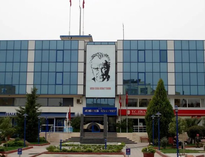 Menderes Belediyesi'ne operasyon. Başkan İlkay Çiçek dahil 13 kişi gözaltında