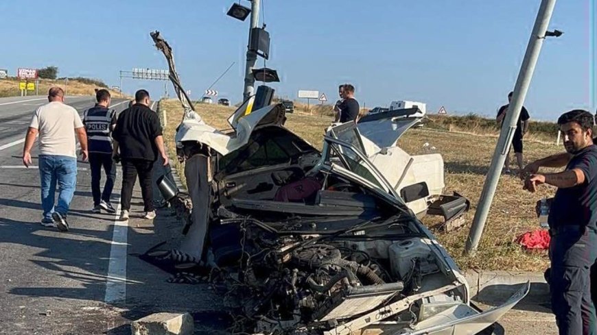 Sinyalizasyon direğine çarpıp ikiye bölünen otomobilden sağ çıktı
