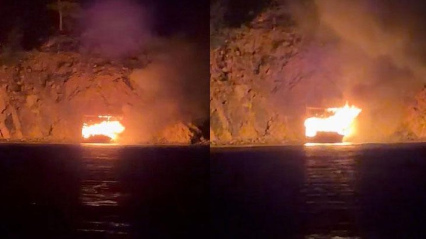 Antalya'da koyda demirli tur teknesi yandı