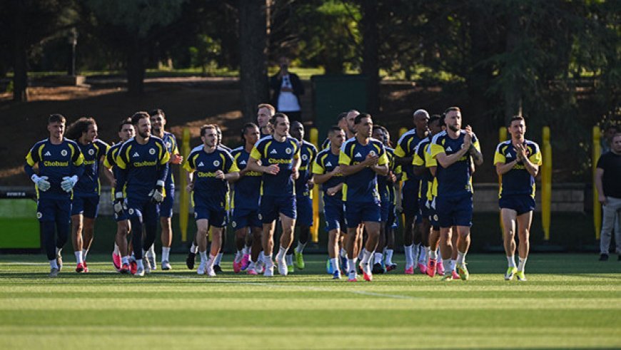 Fenerbahçe, Sturm Graz maçı öncesi son antrenmanını taraftara açık yaptı